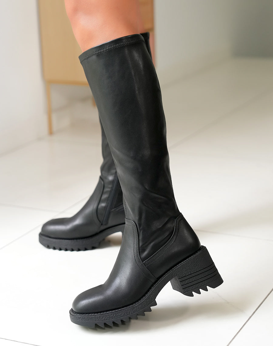 Bottes noires à bout carré et talon épais à semelle crantée