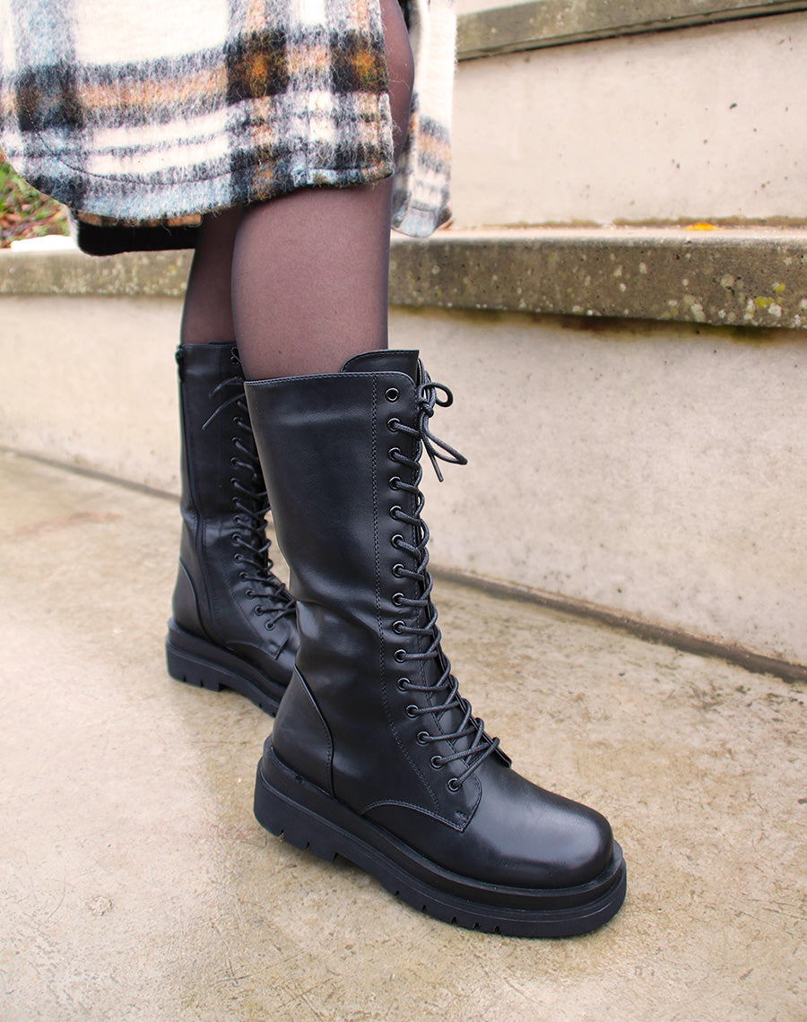 Bottes noires hautes à lacets