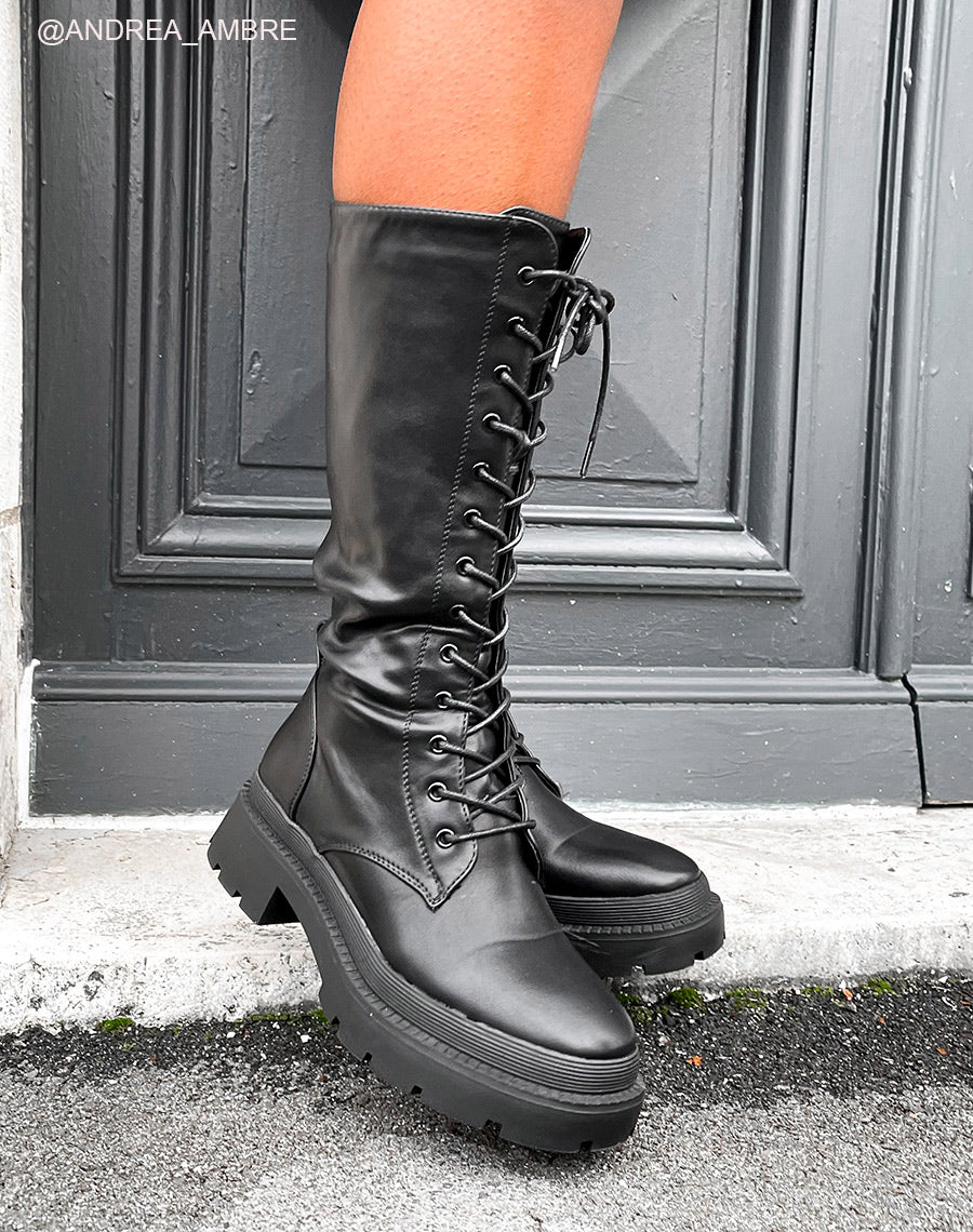 Bottes noires lacées à semelle talonnée