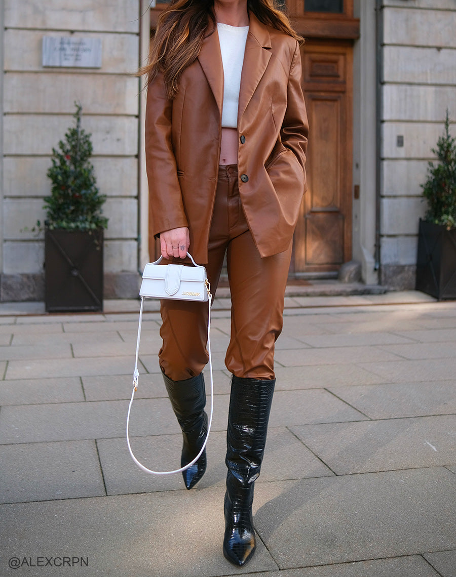 Bottes noires pointues effet croco à talon aiguille