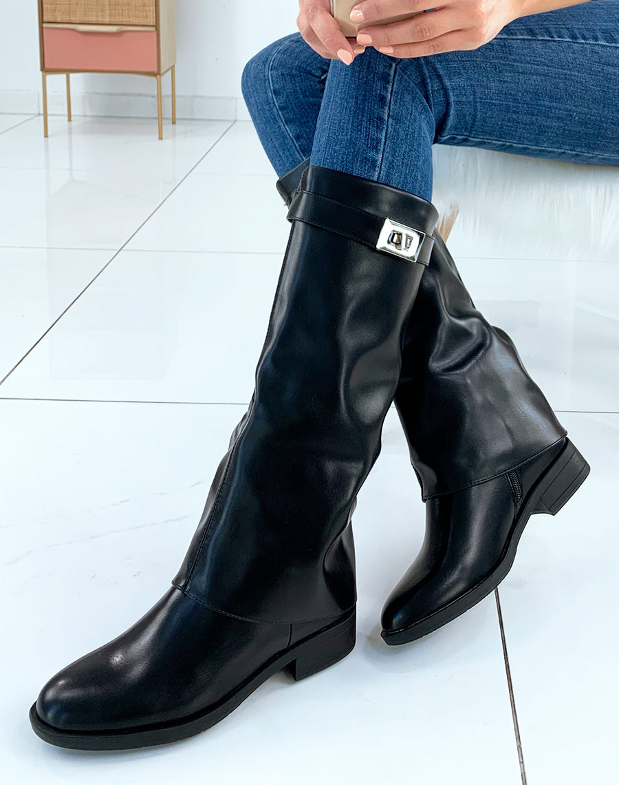 Bottes noires retroussées