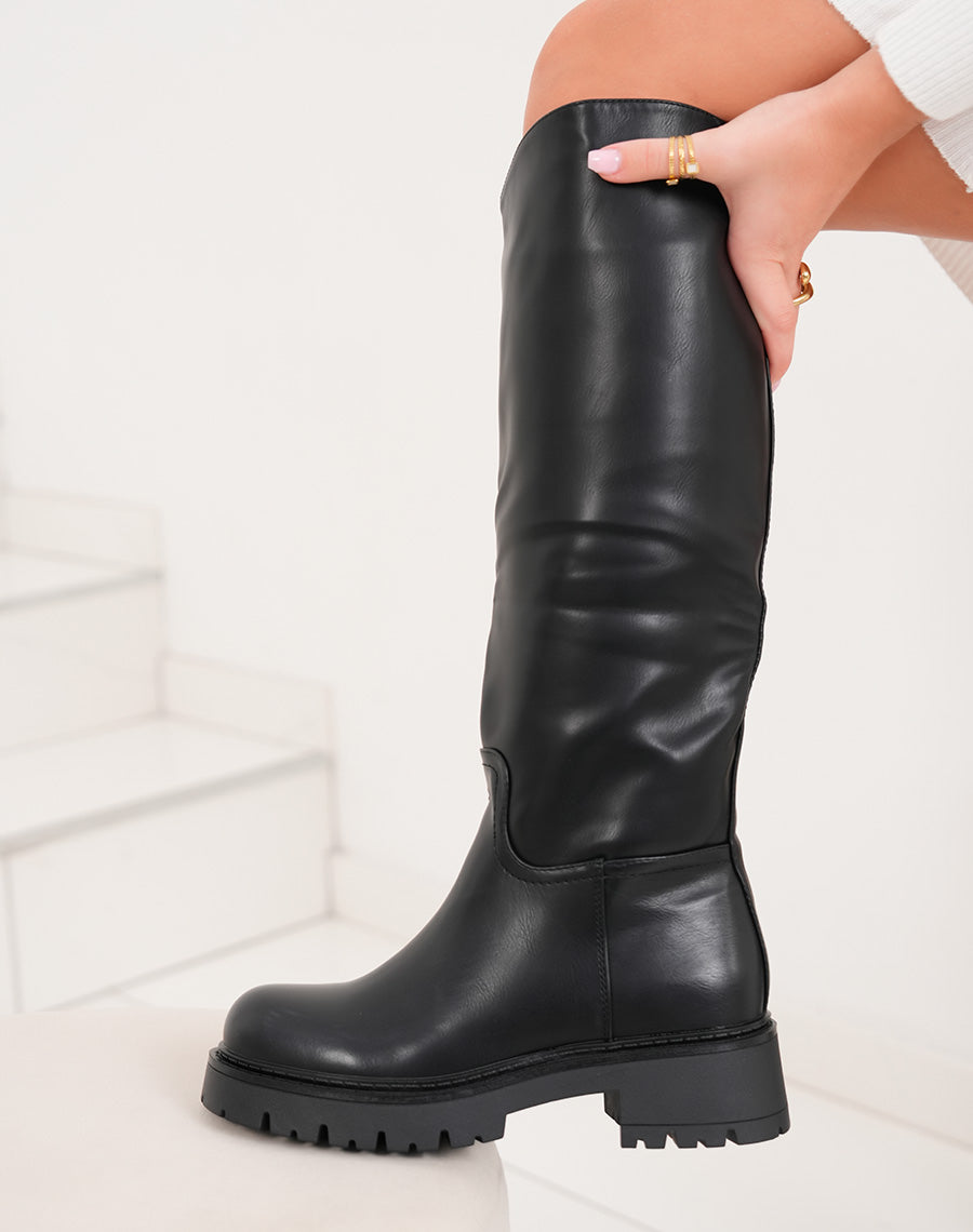 Bottes noires à semelle crantée et lanière à boucle dorée