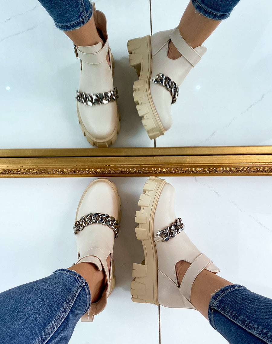 Bottine beige ouverte à grosse chaîne