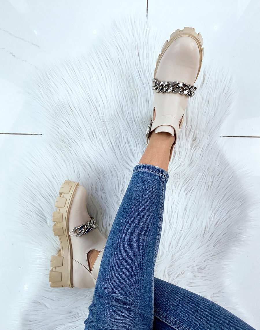 Bottine beige ouverte à grosse chaîne