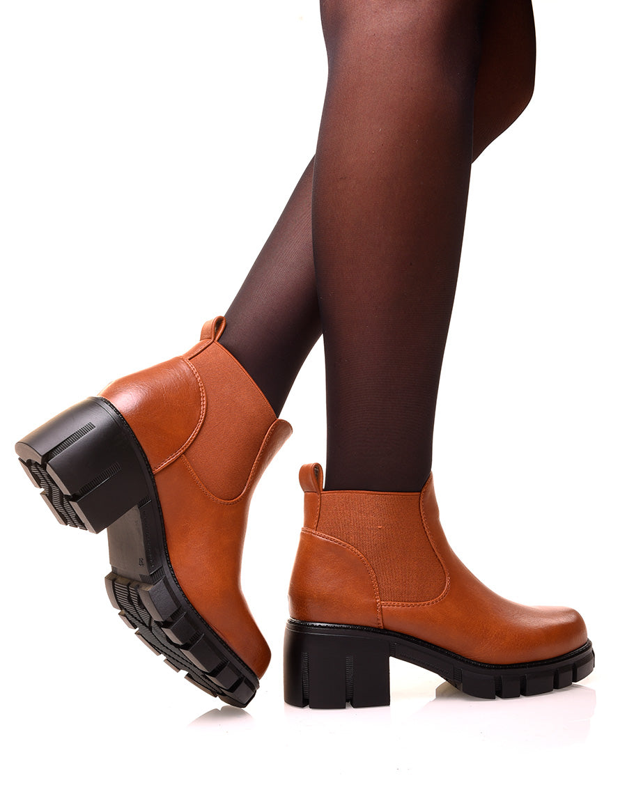 Bottine camel à talon épais