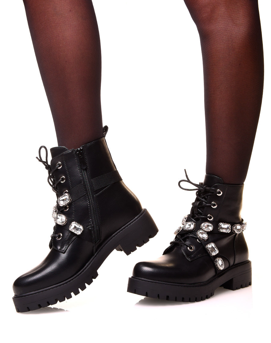 Bottine noire à lacet et multiples lanières décorés