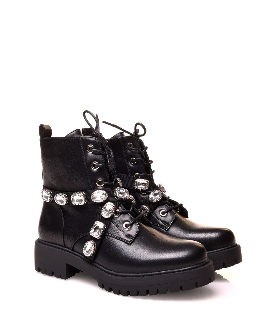 Bottine noire à lacet et multiples lanières décorés
