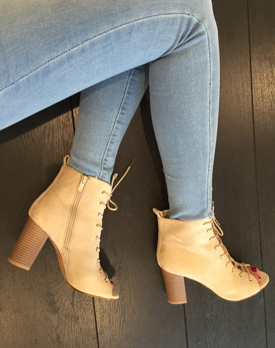 Bottine à talon beige ouvert 