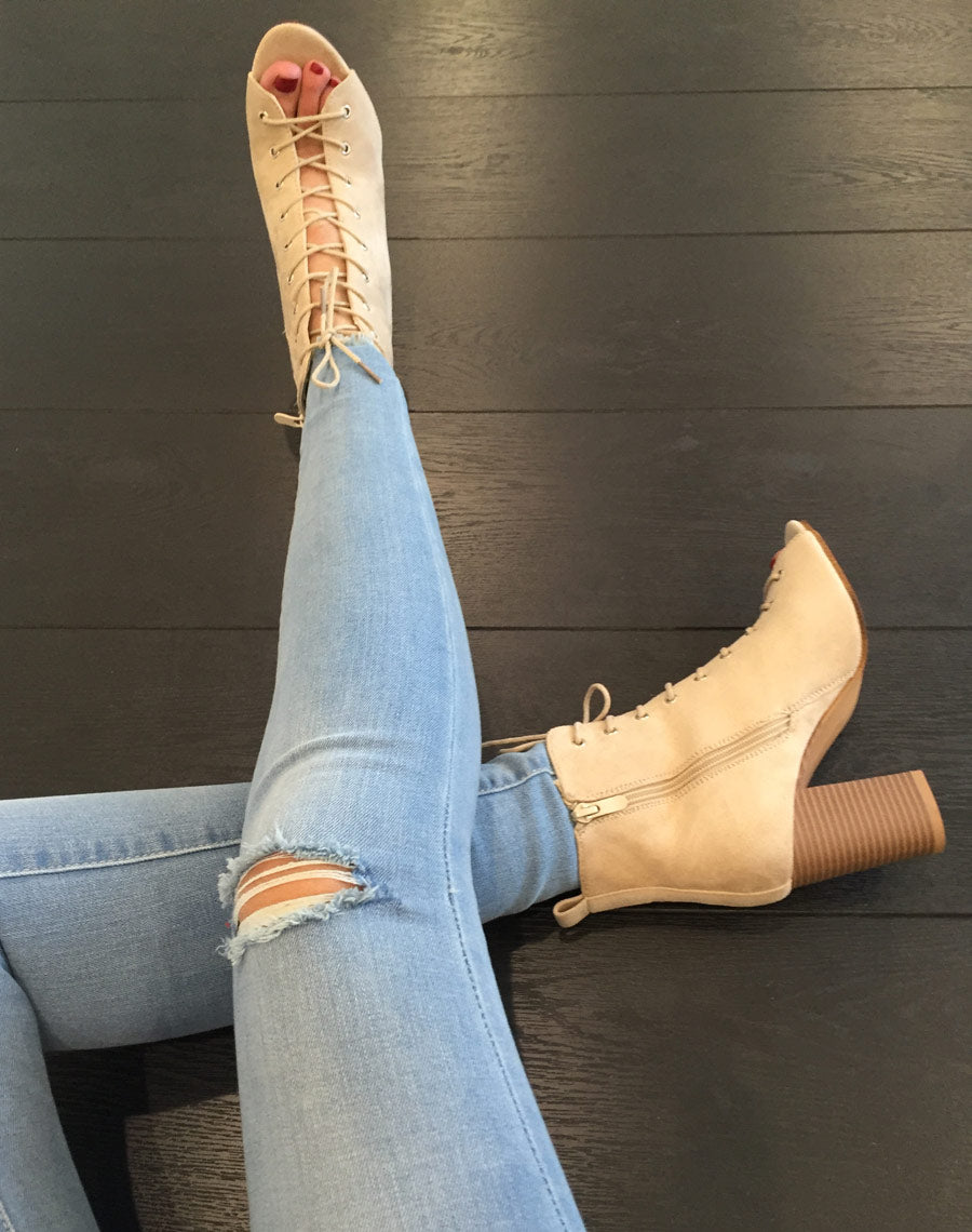 Bottine à talon beige ouvert 
