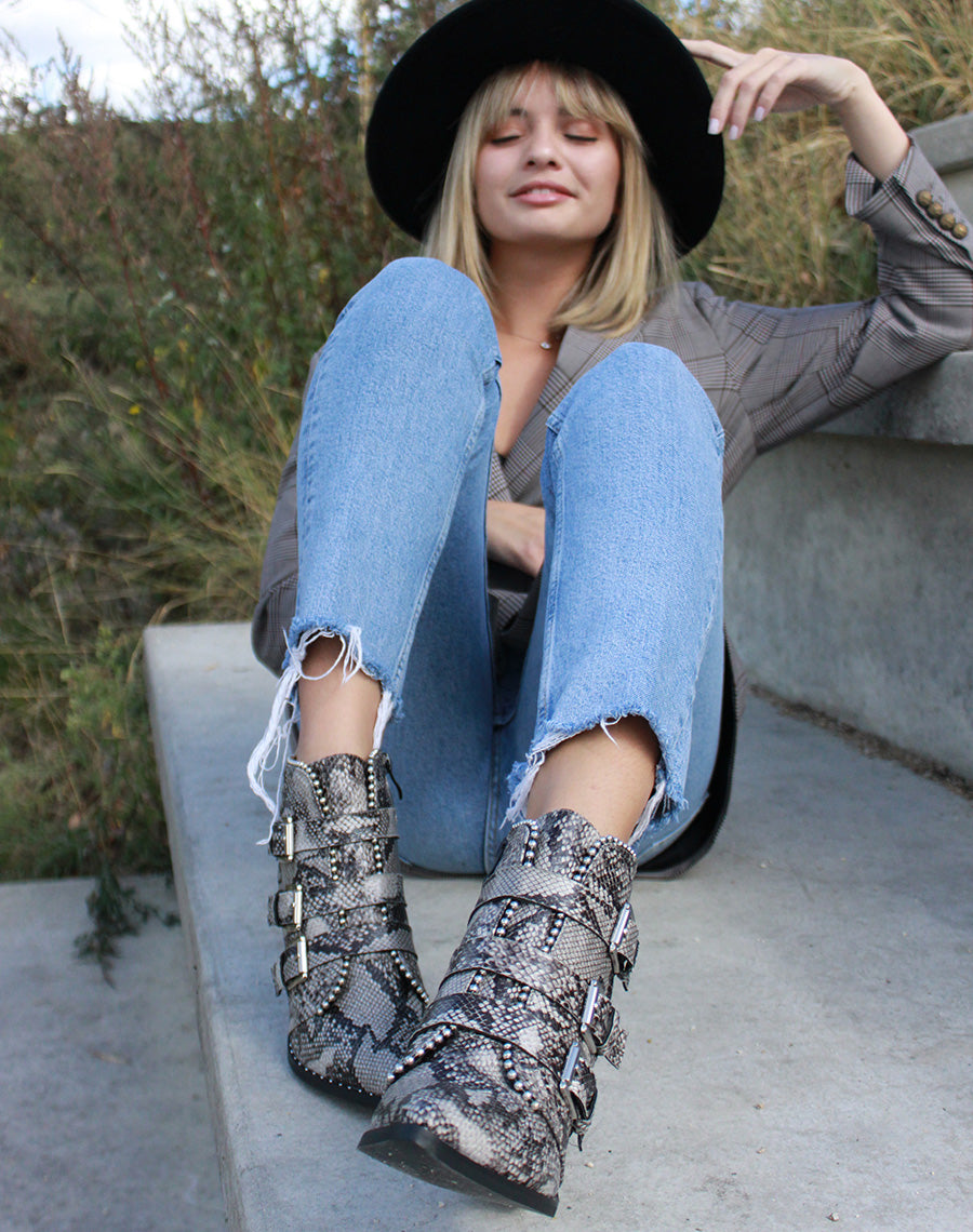 Bottine à talon effet python à sangles
