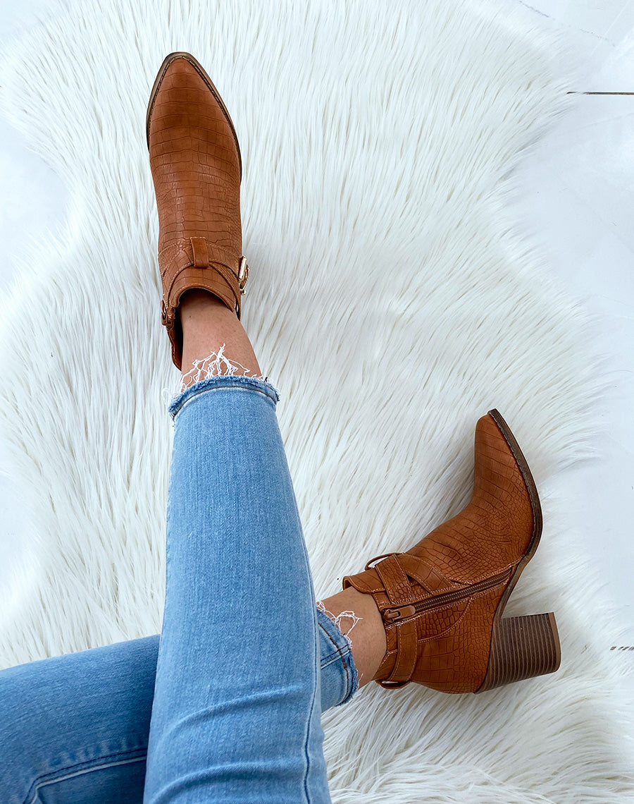 Bottines ajourées camel effet croco à talons
