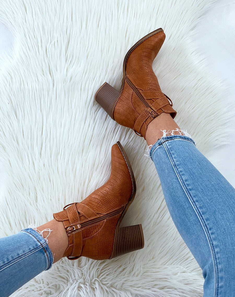 Bottines ajourées camel effet croco à talons