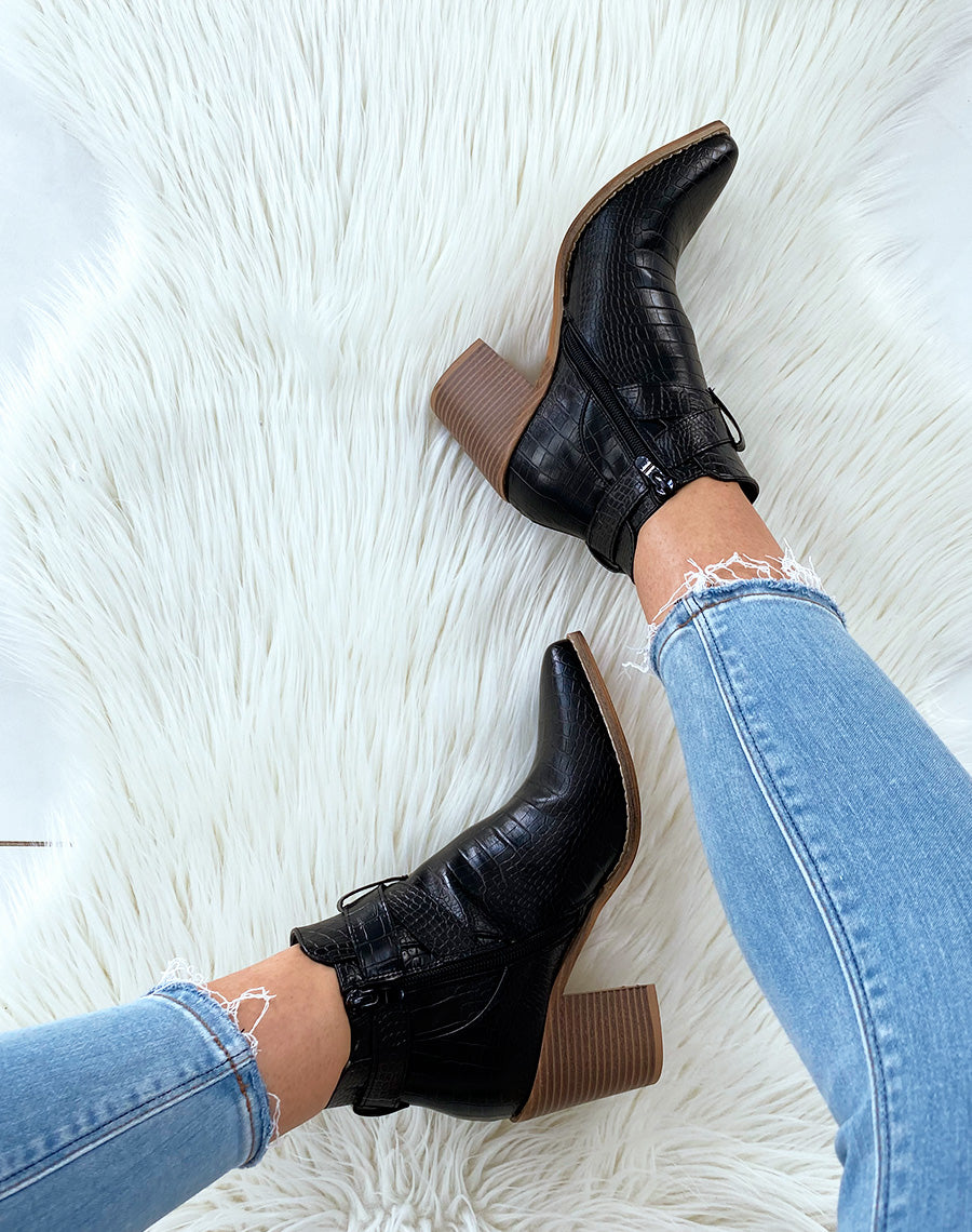 Bottines ajourées noires effet croco à talons