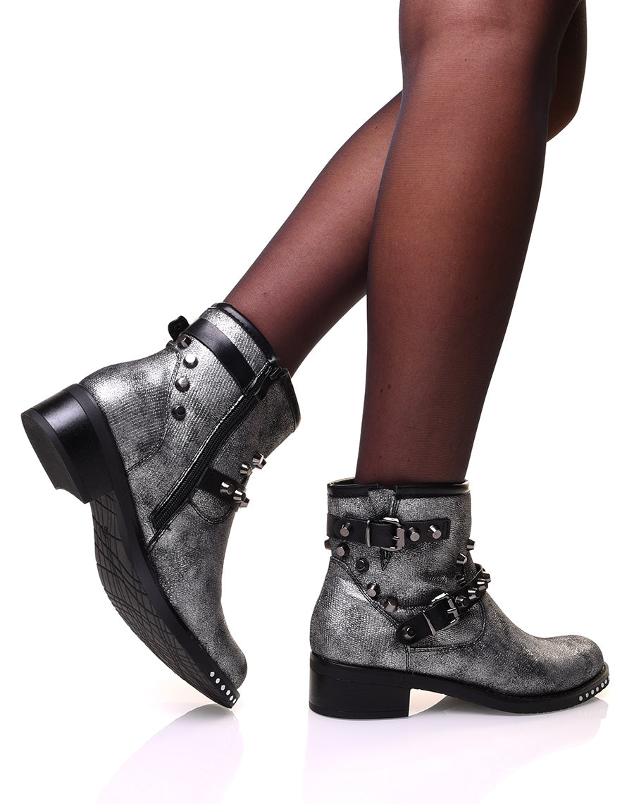 Bottines argentées à sangles ornées de clous