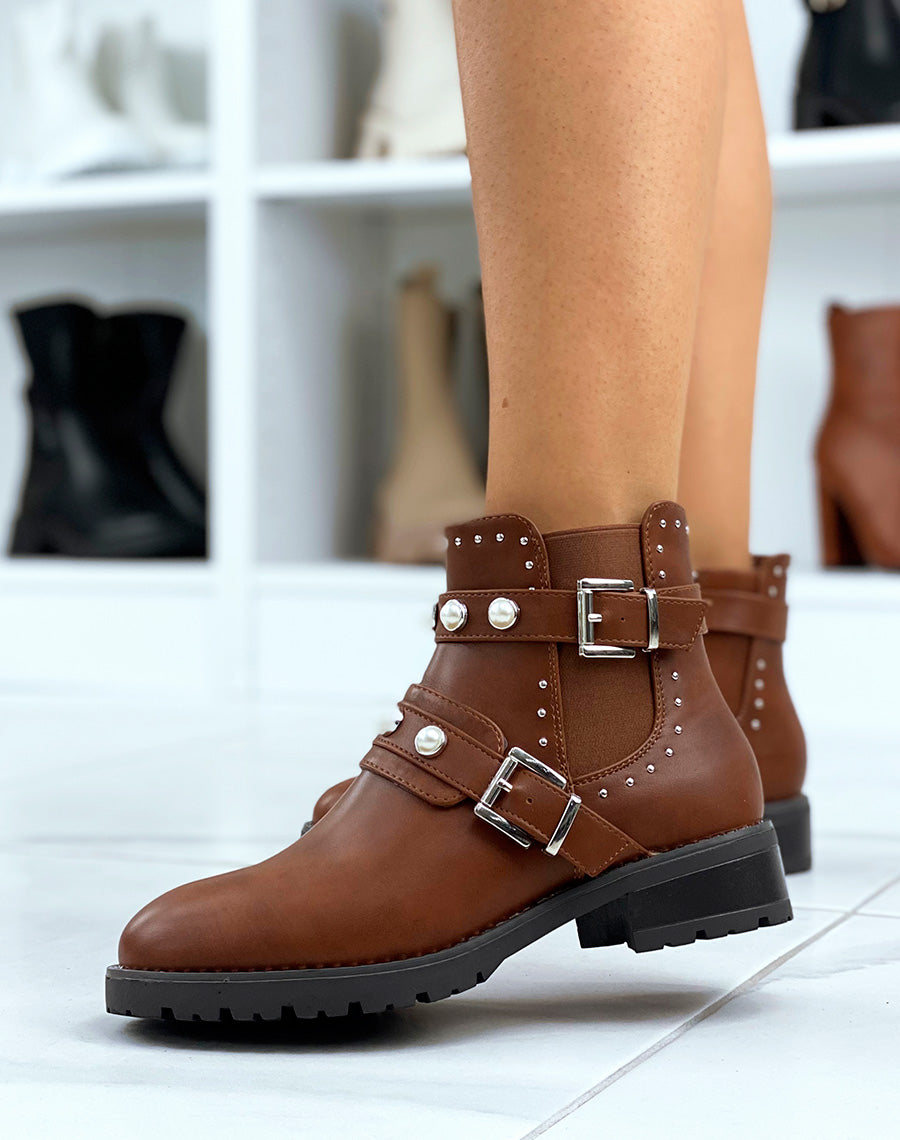 Bottines basses camel cloutées et perlées