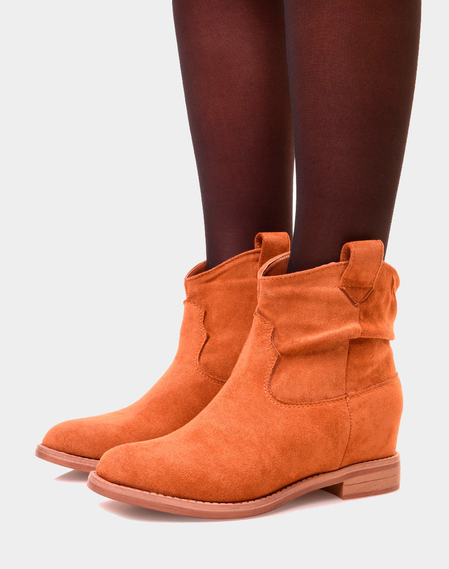 Bottines basses camel en suédine plissée