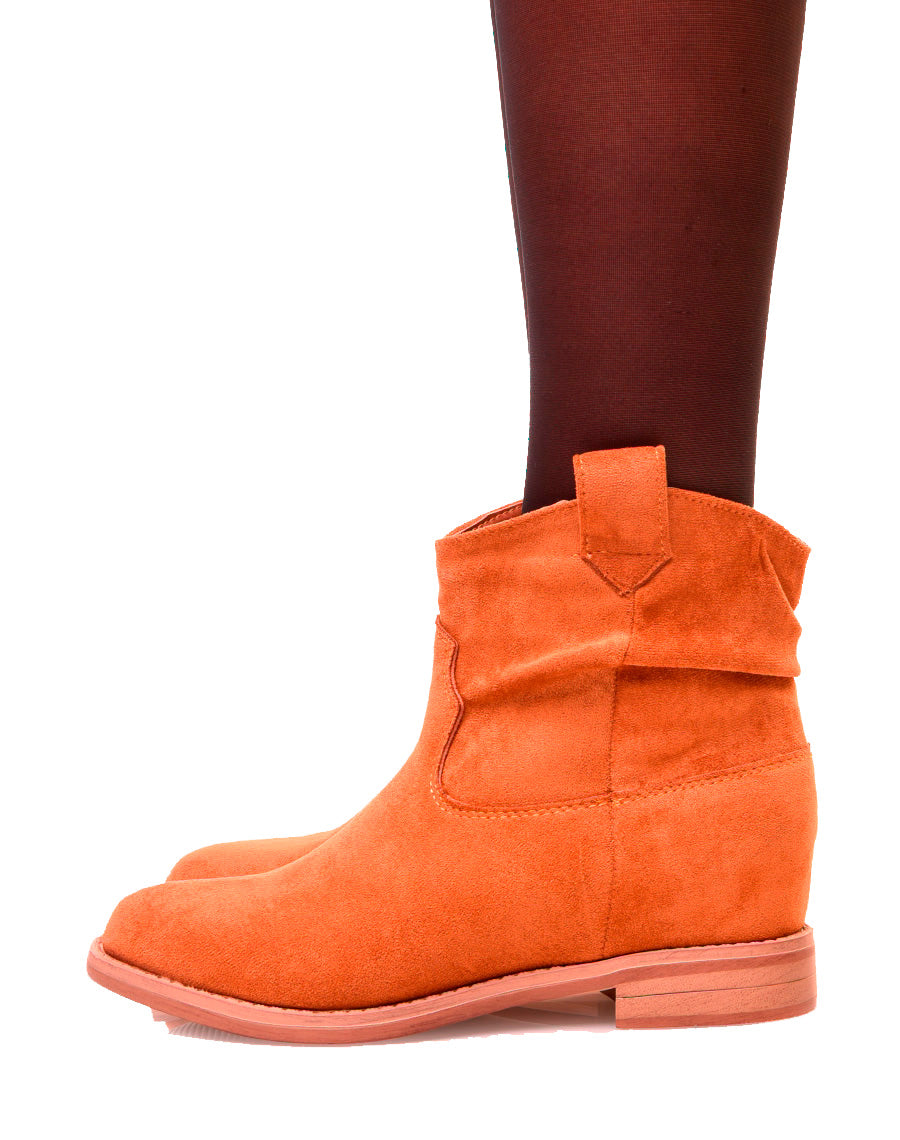 Bottines basses camel en suédine plissée