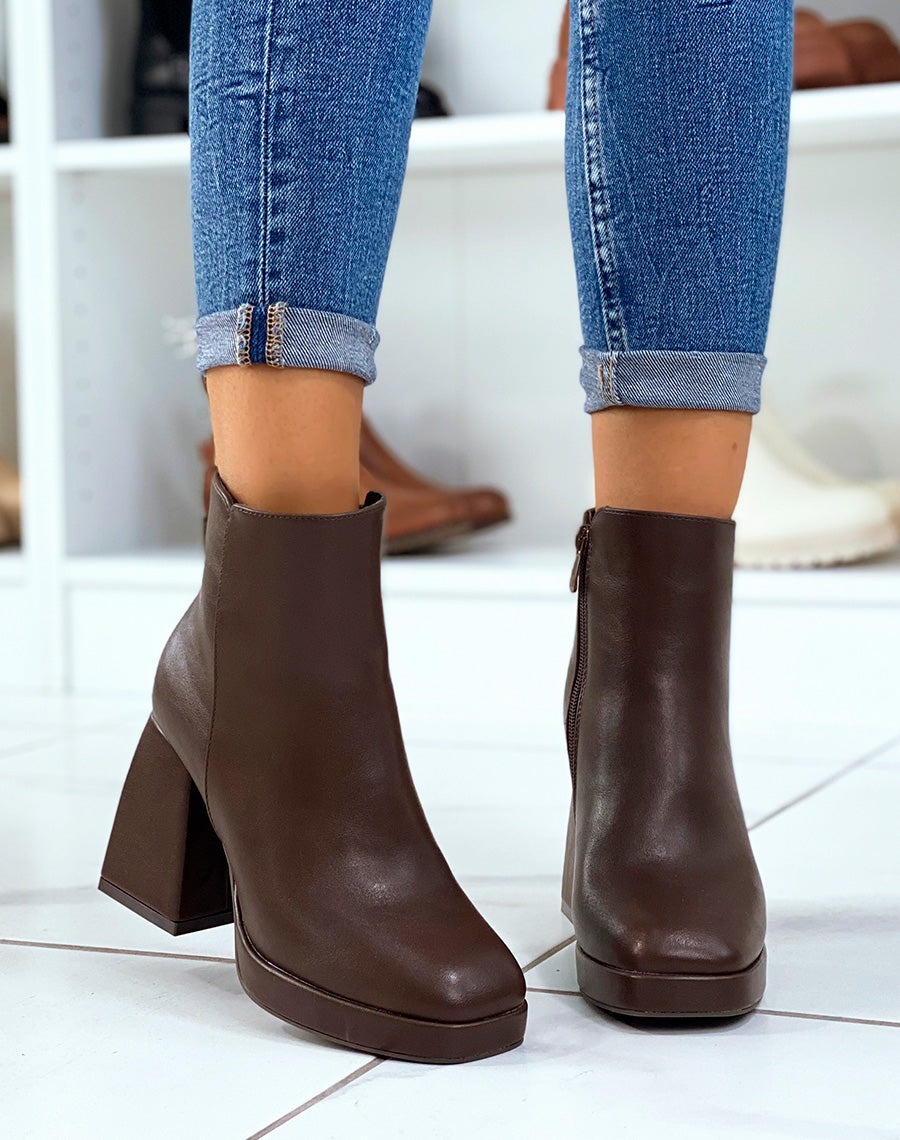 Bottines basses chocolat à talon épais carré