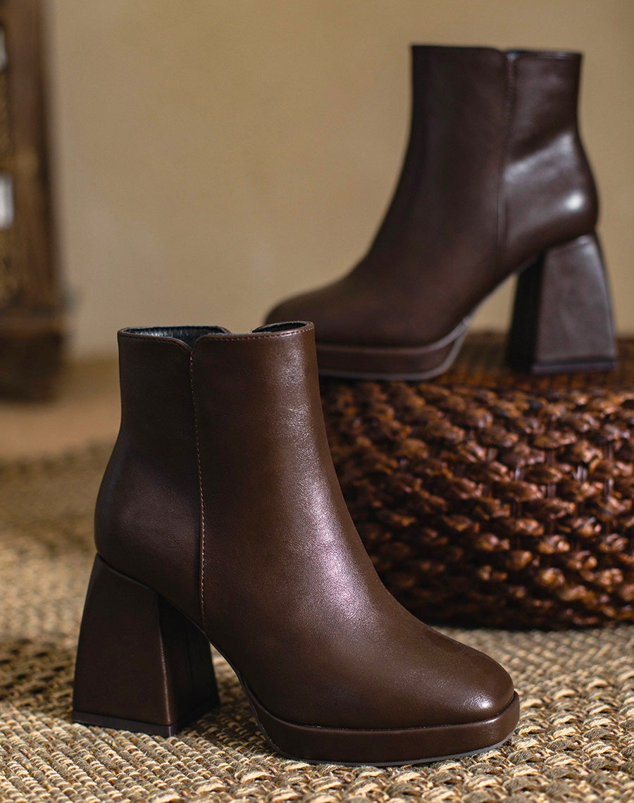 Bottines basses chocolat à talon épais carré