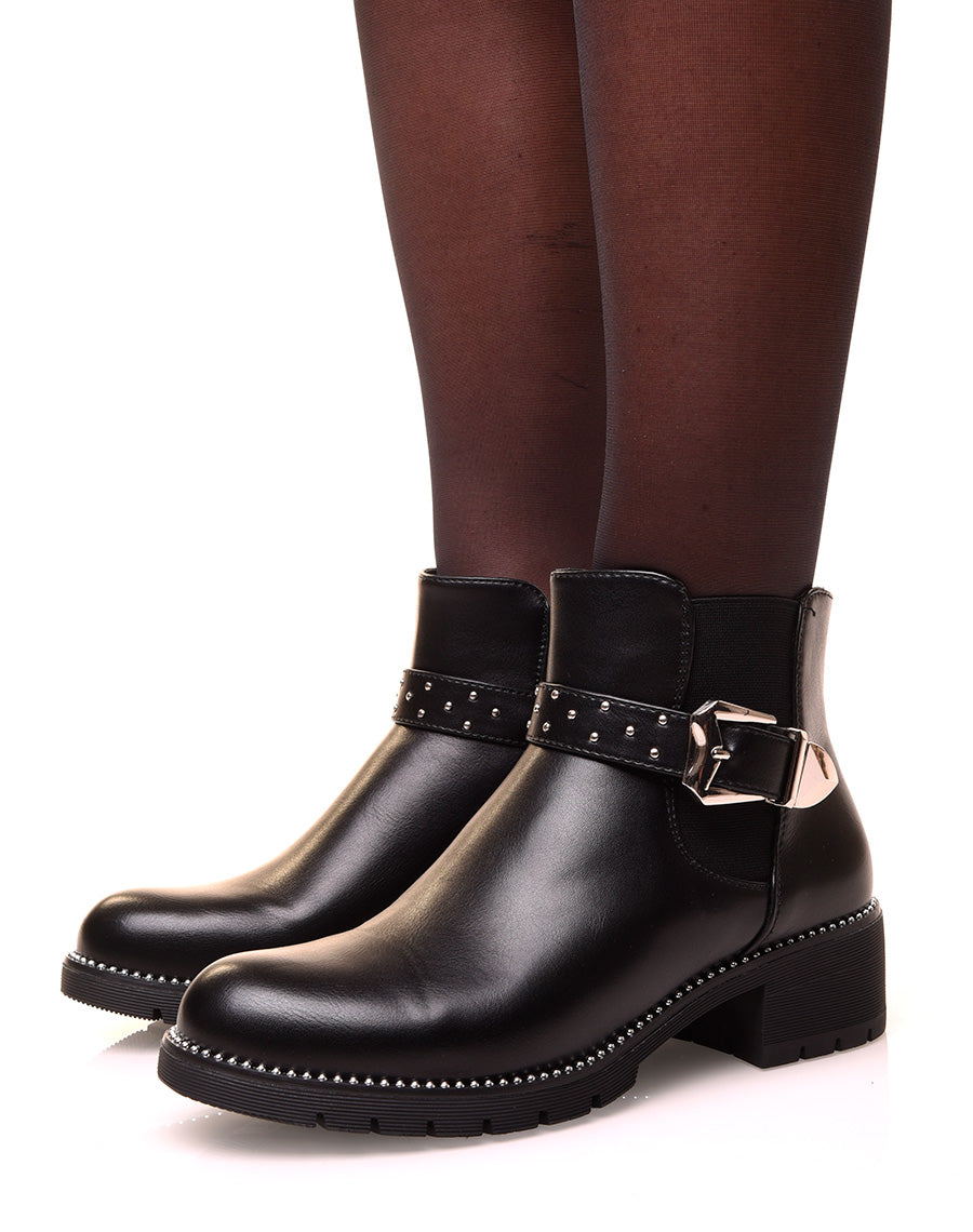 Bottines basses noires ajourées d’une lanière cloutée