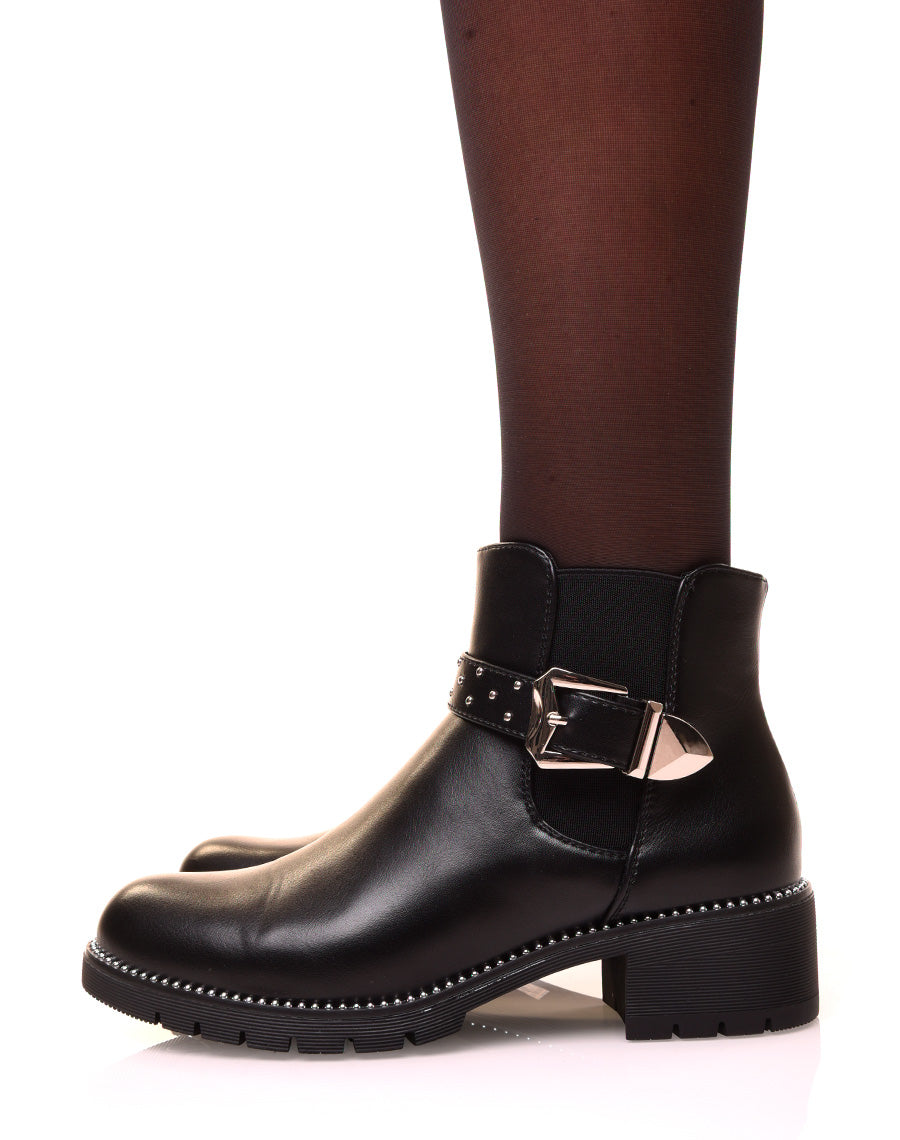 Bottines basses noires ajourées d’une lanière cloutée