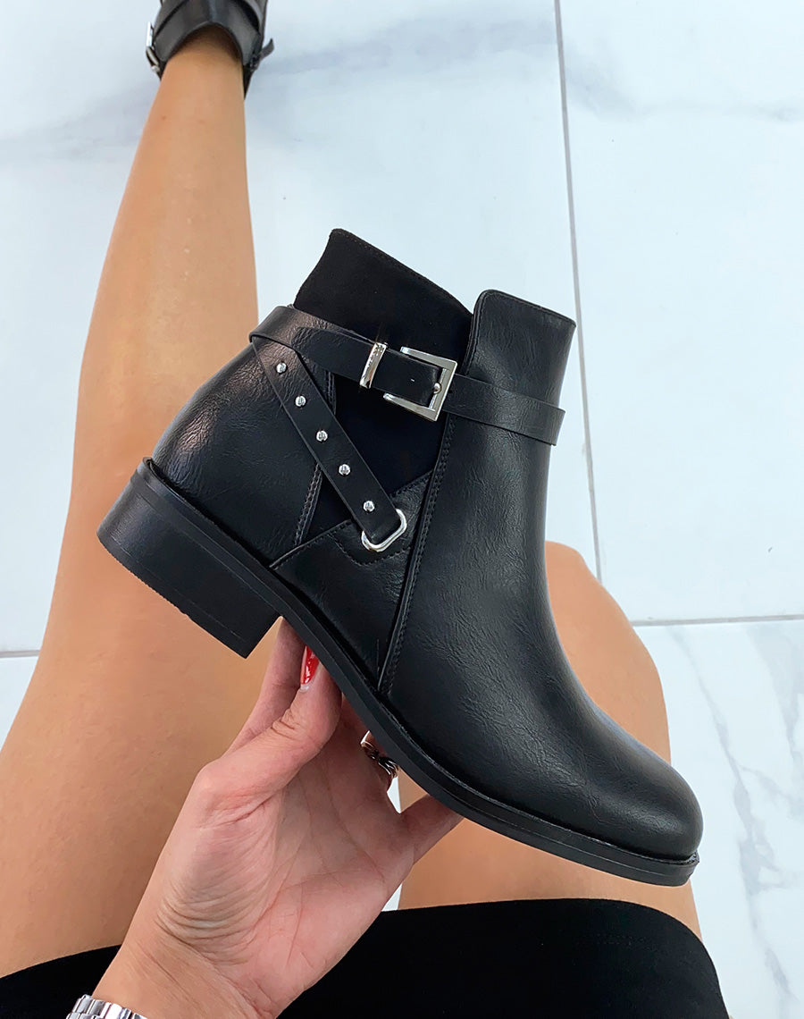Bottines basses noires bi-matière à lanière cloutée