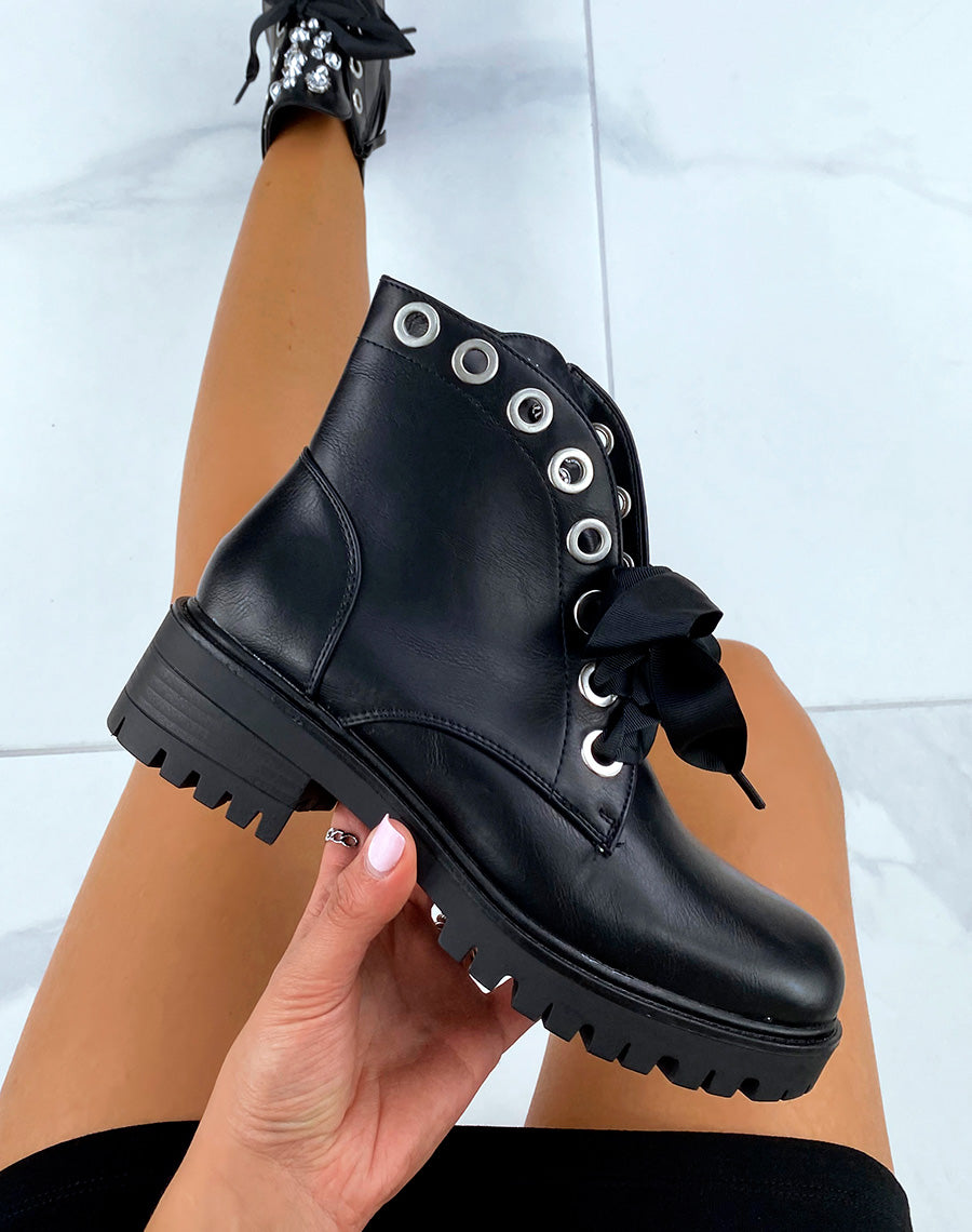 Bottines basses noires cloutées
