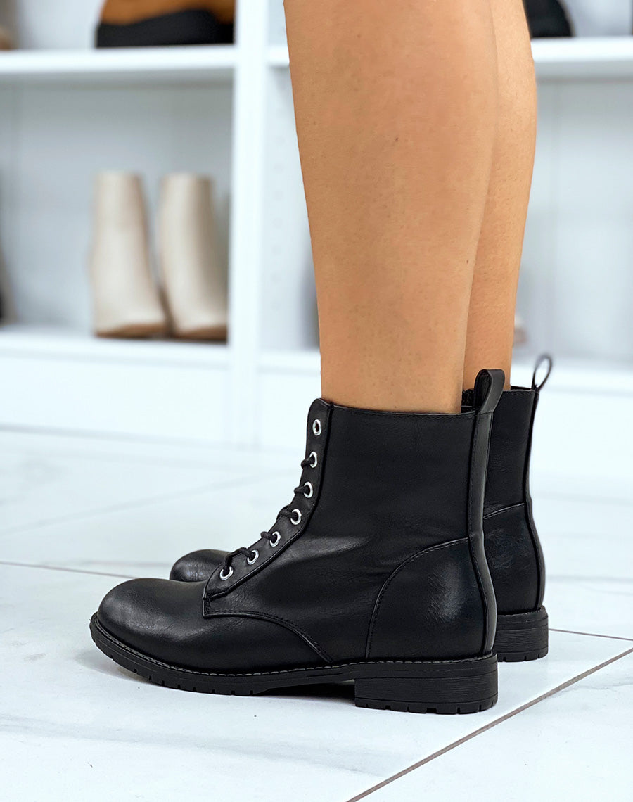 Bottines basses noires à lacets et semelle plate