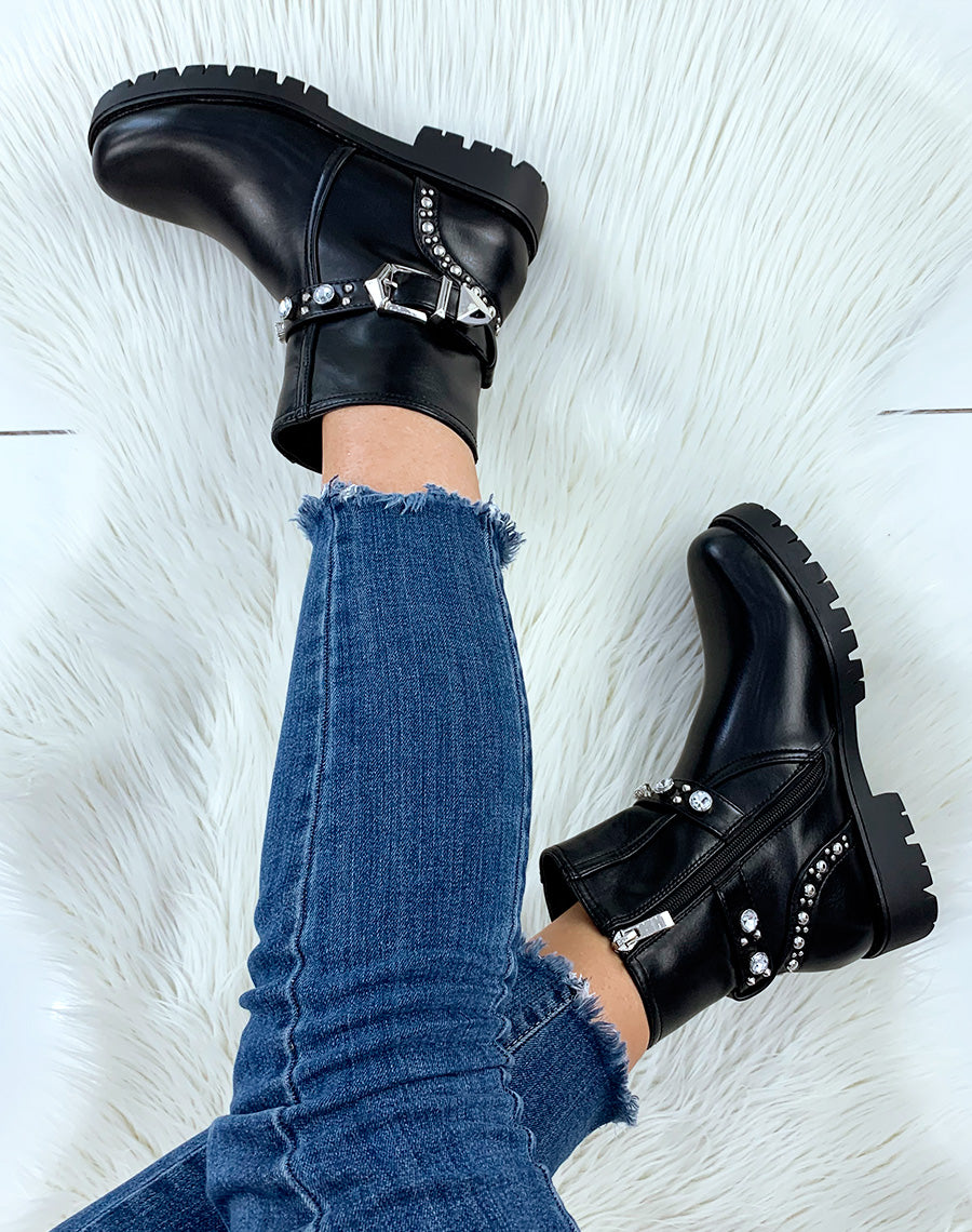 Bottines basses noires à lanière cloutée