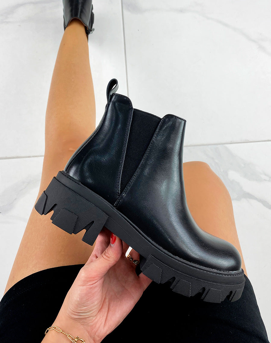 Bottines basses noires à semelles épaisses crantées