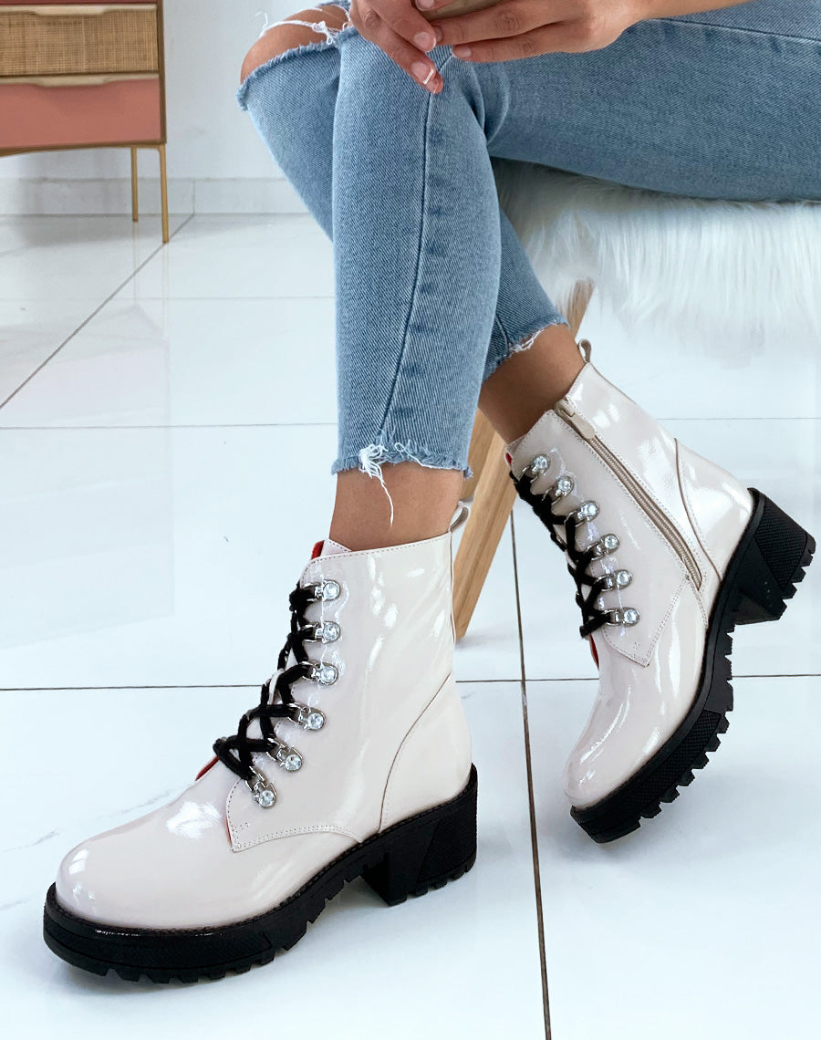 Bottines beige vernis à gros bijoux