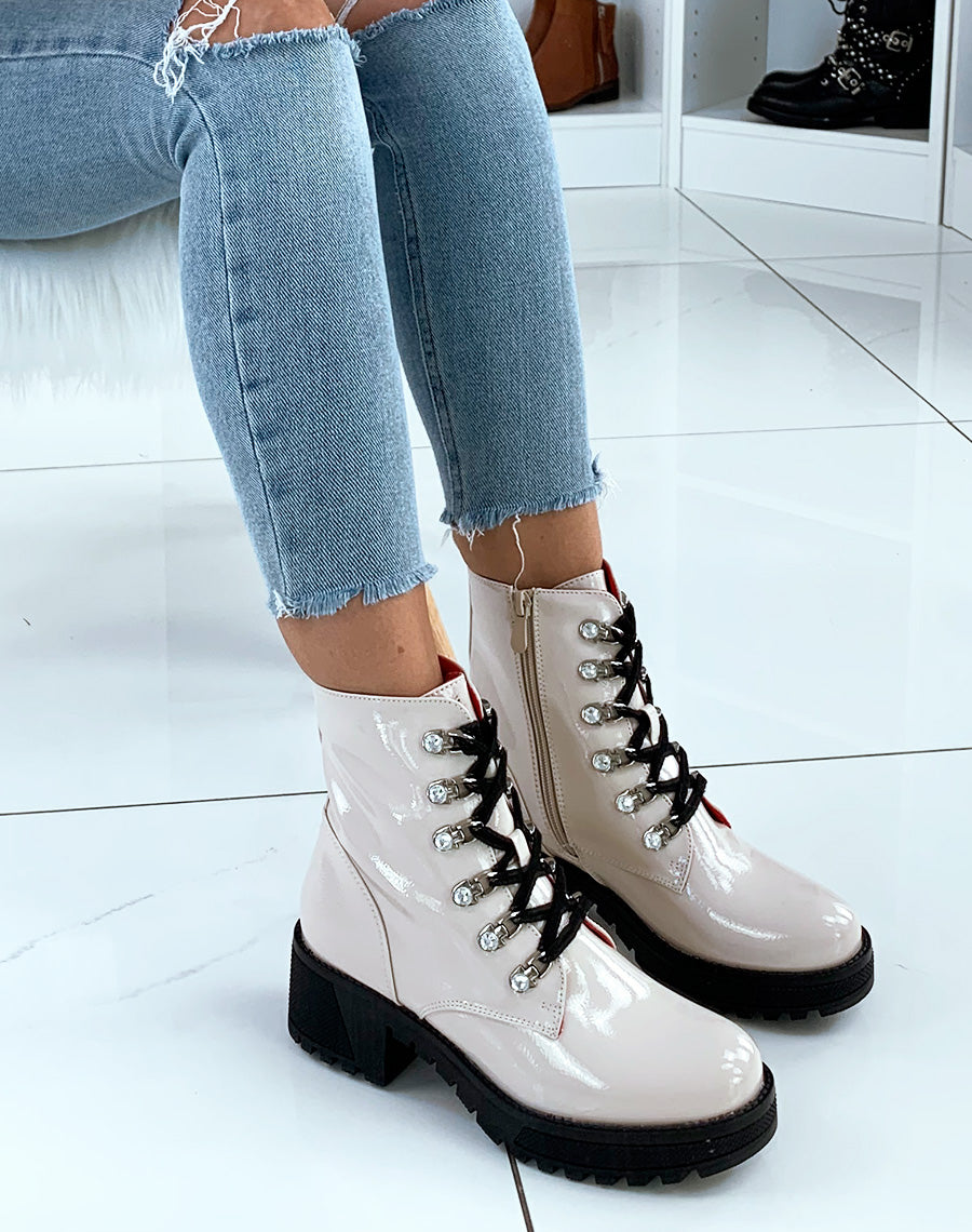 Bottines beige vernis à gros bijoux