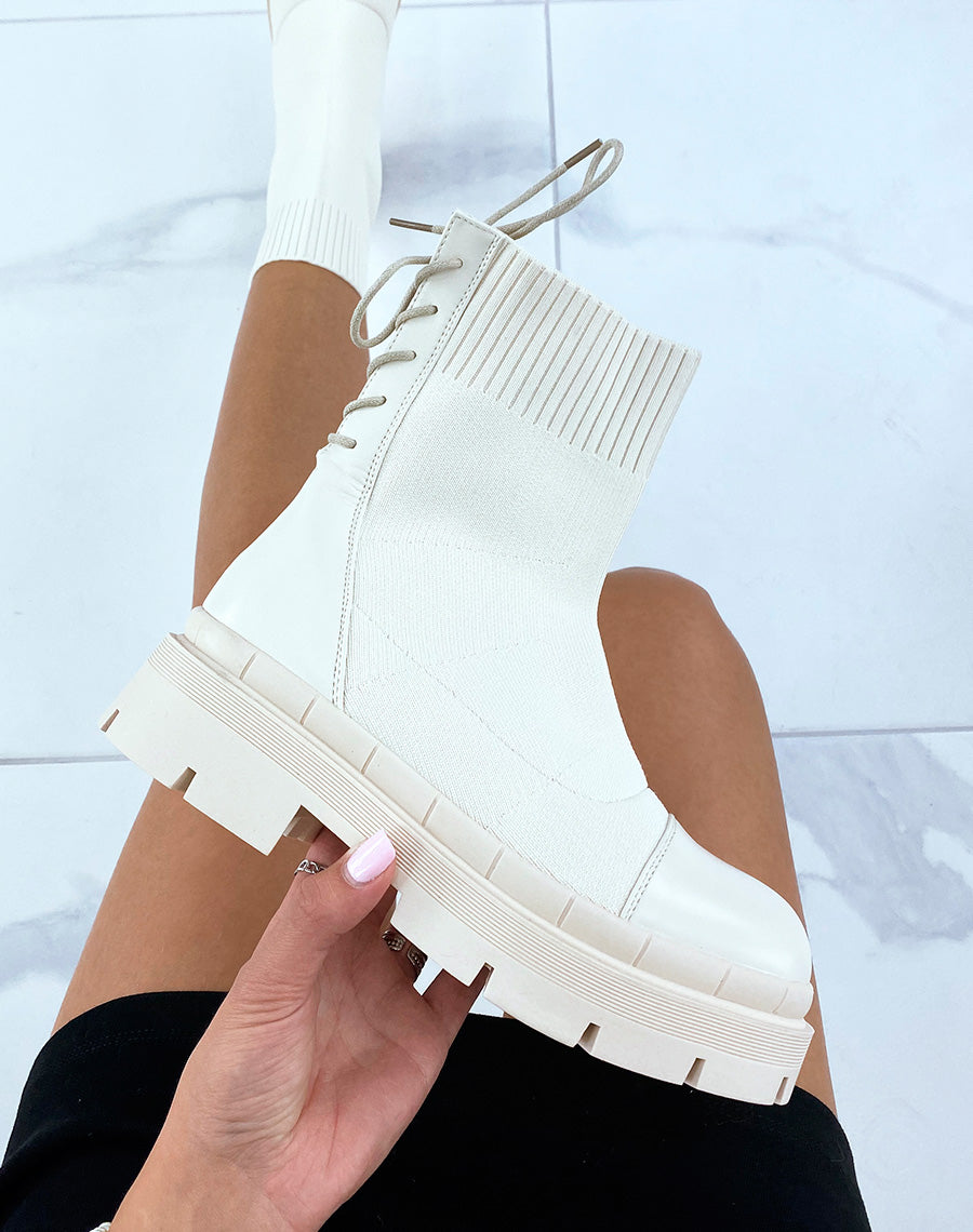Bottines beiges effet chaussette à lacet arrière