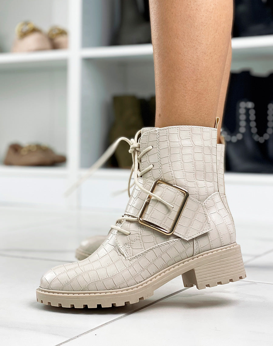 Bottines beiges effet croco ornées d’une grosse boucle dorée