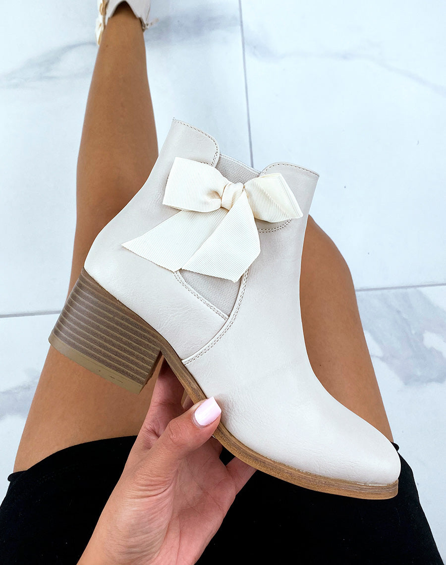 Bottines beiges en similicuir avec noeud intégré