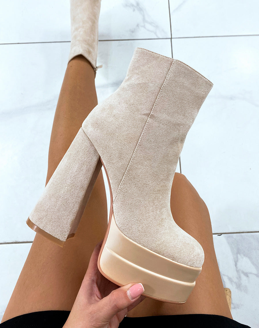 Bottines beiges en suédine à plateforme et talon XXL