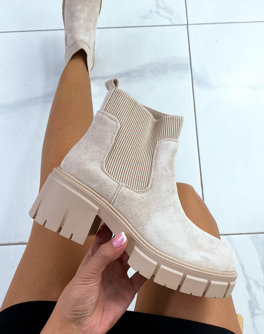 Bottines beiges en suédine style chelsea à semelle crantée talonnée