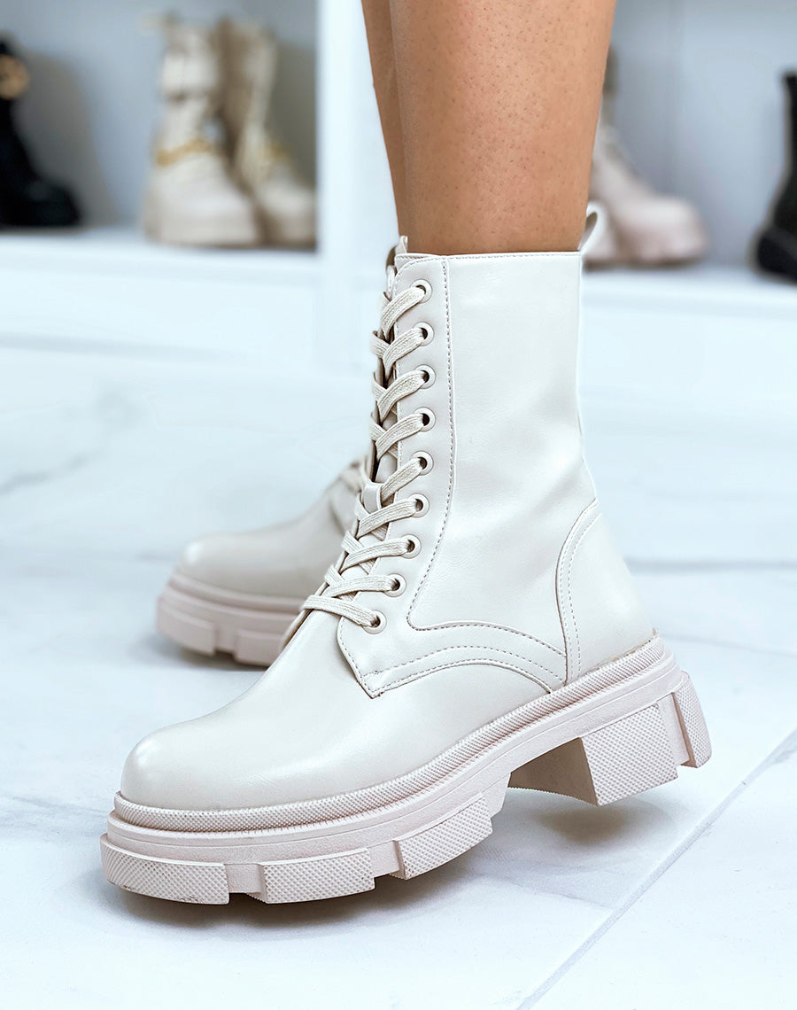 Bottines beiges extra montantes à lacets et semelle crantée