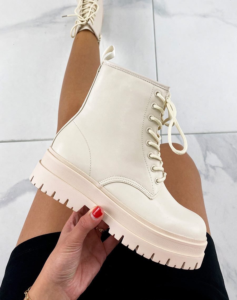 Bottines beiges lacées à semelle épaisse