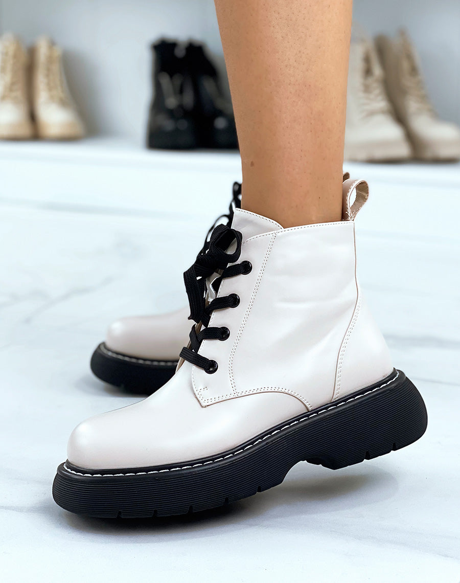 Bottines beiges à lacets noirs à plateforme épaisse