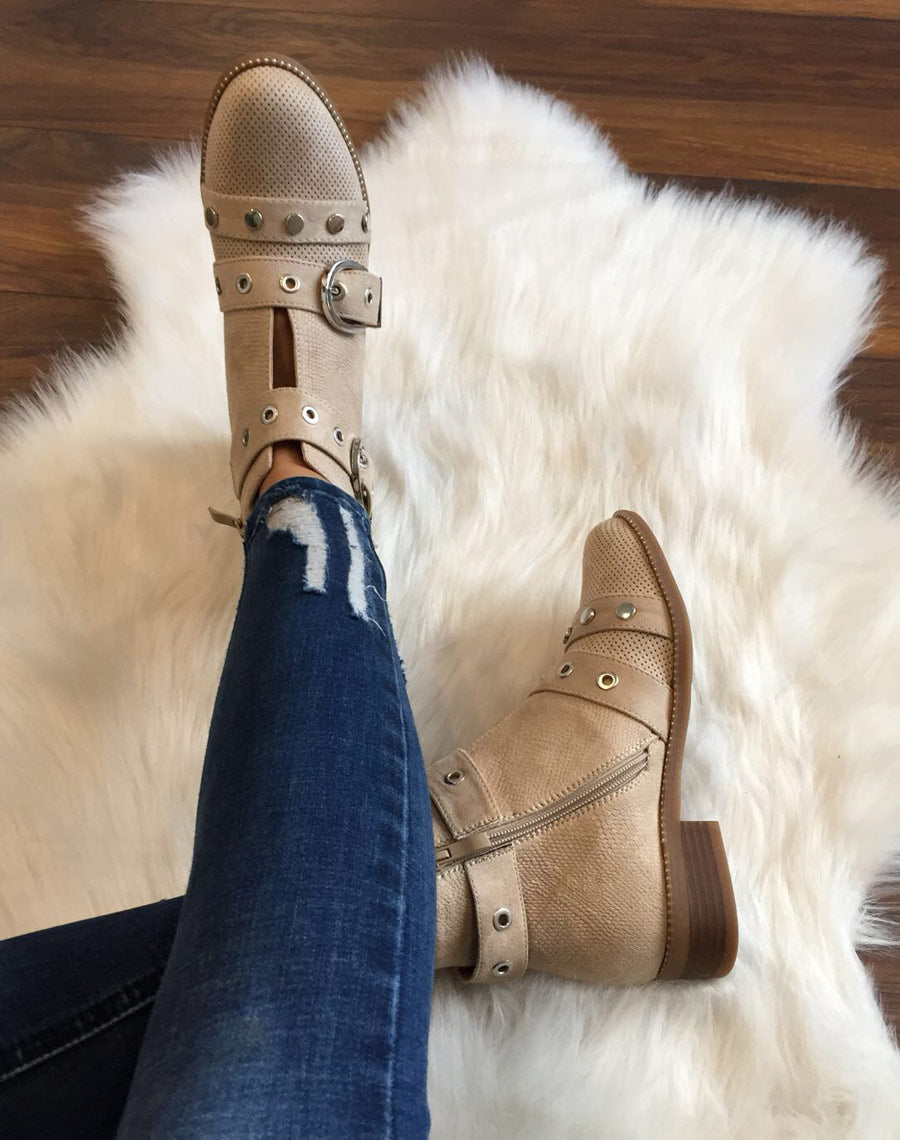 Bottines beiges lanières cloutées ouvertes à l’avant