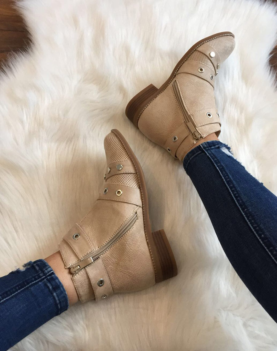 Bottines beiges lanières cloutées ouvertes à l’avant