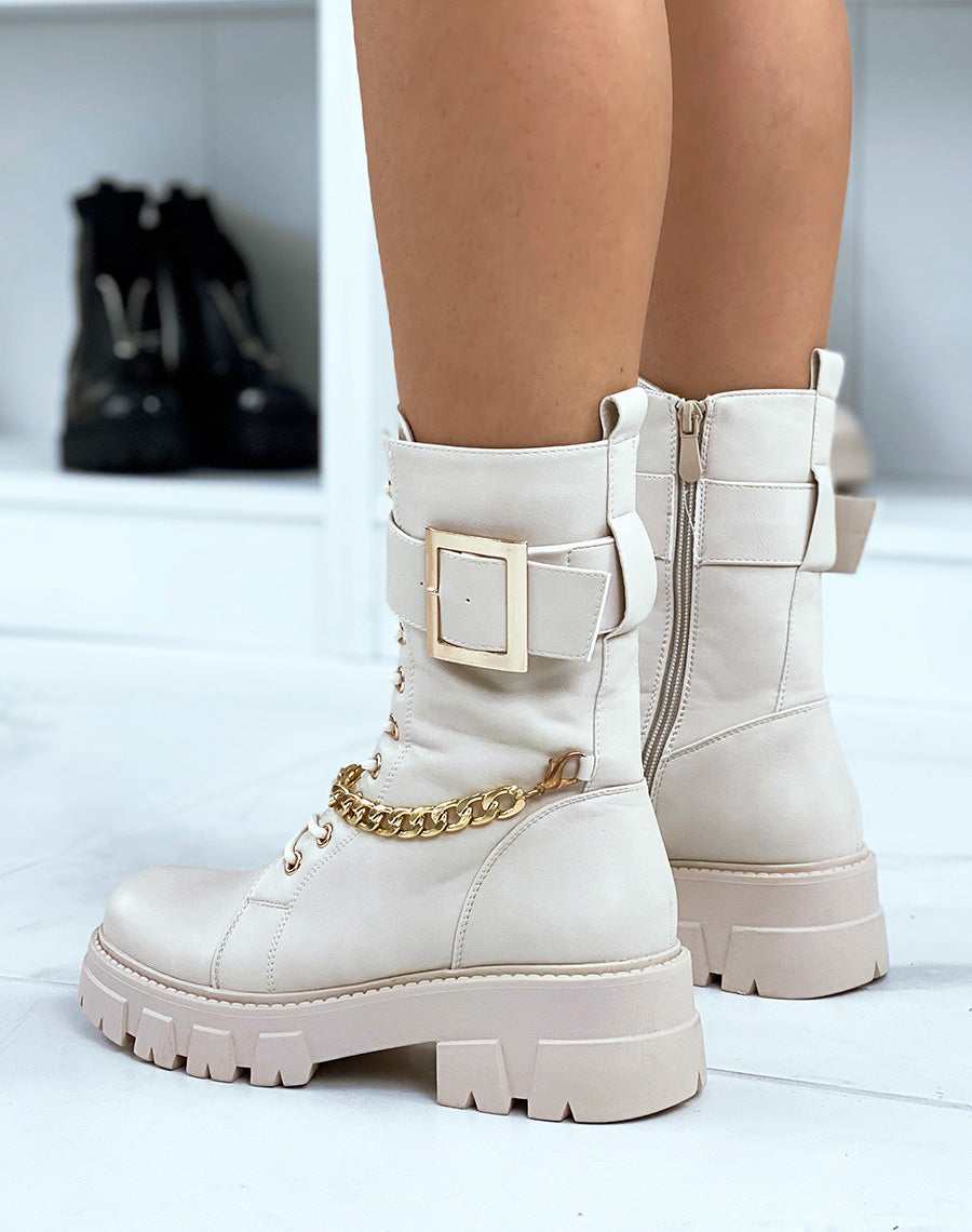 Bottines beiges montantes à chaîne et lanière dorée