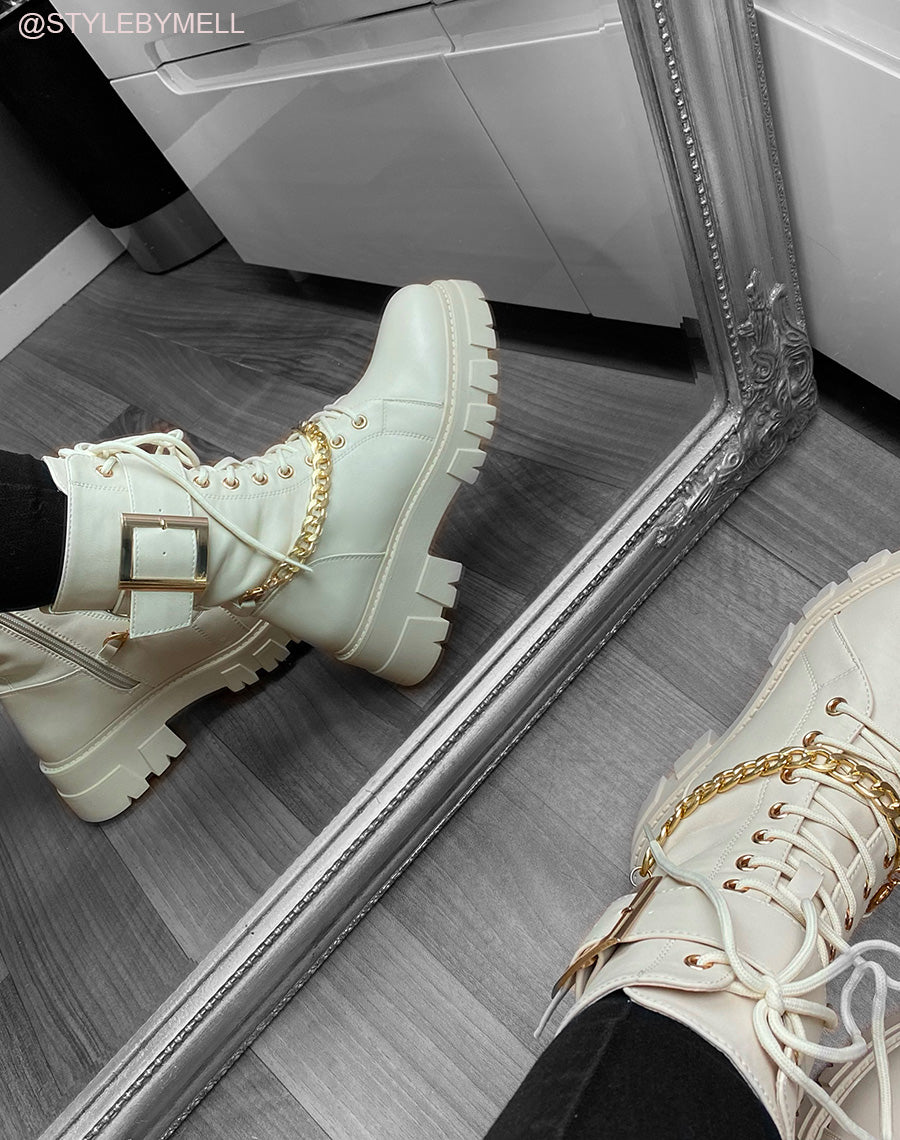 Bottines beiges montantes à chaîne et lanière dorée