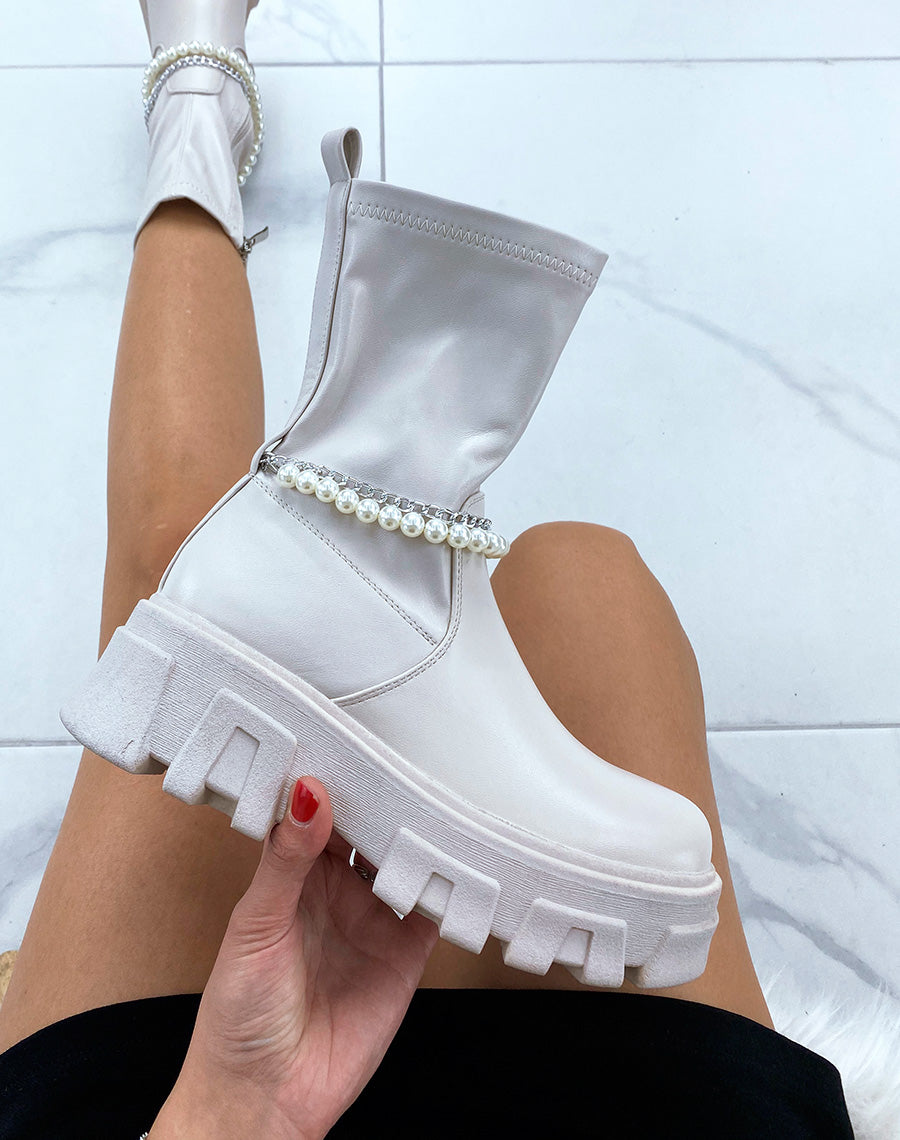 Bottines beiges montantes à chaîne et à perles à semelle crantée