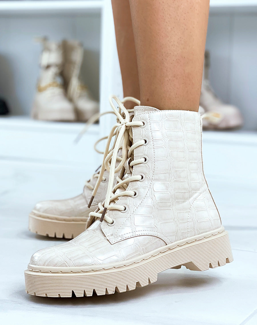 Bottines beiges montantes effet croco à lacets