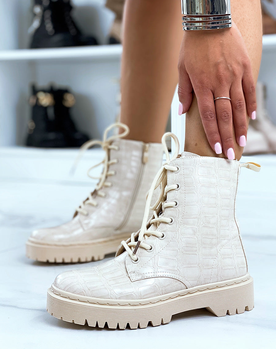 Bottines beiges montantes effet croco à lacets