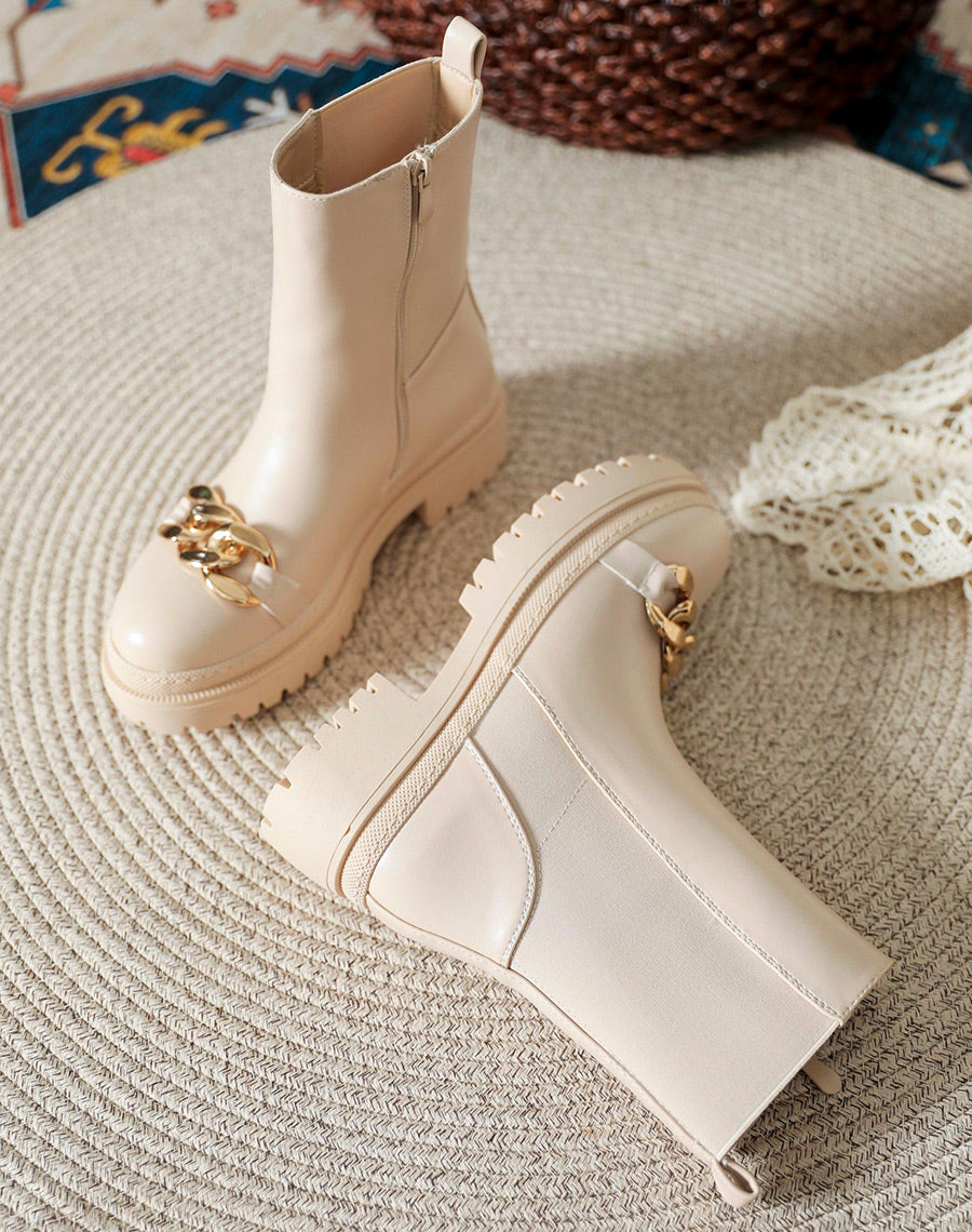 Bottines beiges ornées d’une chaîne dorée