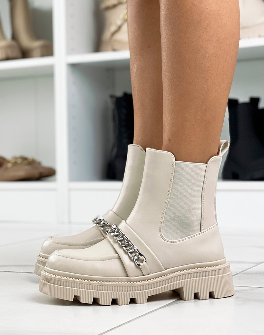 Bottines beiges ornées d’une chaine argentée