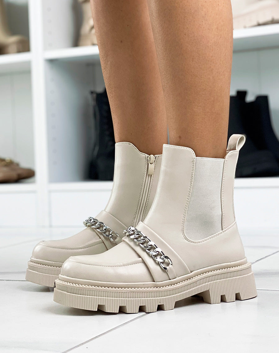Bottines beiges ornées d’une chaine argentée